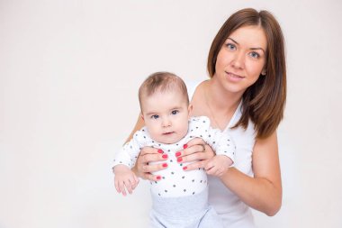 Genç Anne mutlu onun yeni doğan bebek tutan