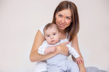 genç anne yeni doğan bebeğini koruyor