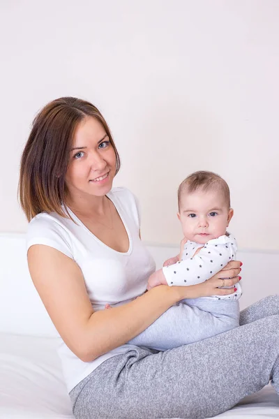 Young mother is holding her newborn baby — Stock Photo, Image