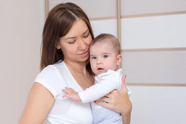 Young mother is holding her newborn baby — Stock Photo, Image