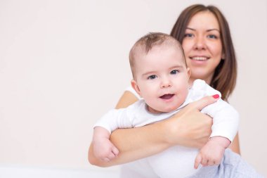 genç anne yeni doğan bebeğini koruyor