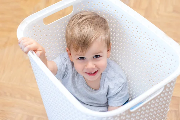 Двухлетний мальчик, сидящий в коробке — стоковое фото