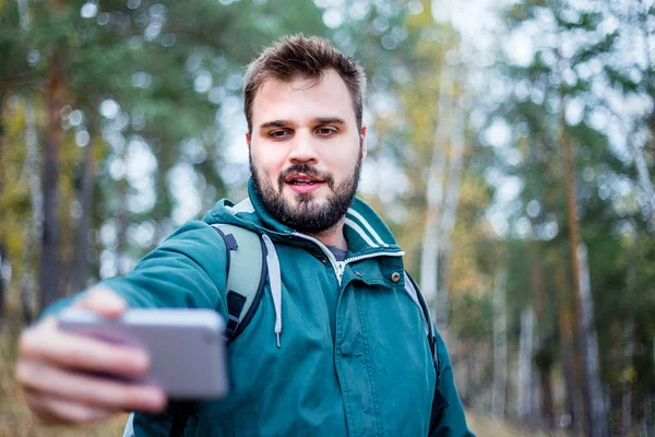 Όμορφος Γενειοφόρος Αρσενικό Τουριστικά Μια Selfie Στο Δάσος — Φωτογραφία Αρχείου