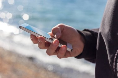 çekici adam akıllı telefon tutarak ve istimal o