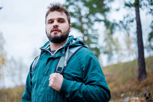 yakışıklı sakallı erkek turist ormanda hiking