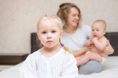 Üç yıl yaşlı kız küçük kardeşini kıskanan ve üzgün