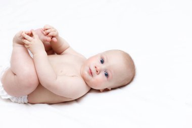 şirin bebek evde değişen bir masanın üzerinde yatan