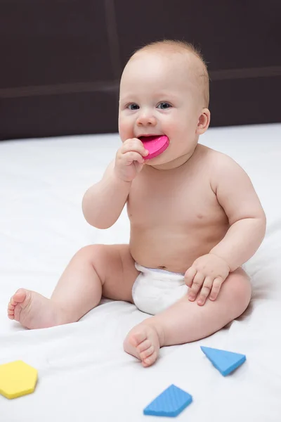 Criança Criança Está Brincando Com Blocos Brinquedo Casa — Fotografia de Stock