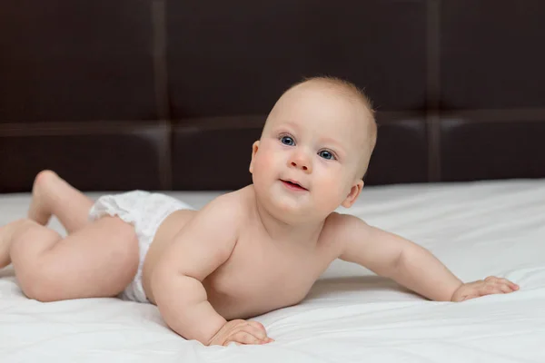 Bebê Está Aprendendo Rastejar Uma Cama Casa — Fotografia de Stock