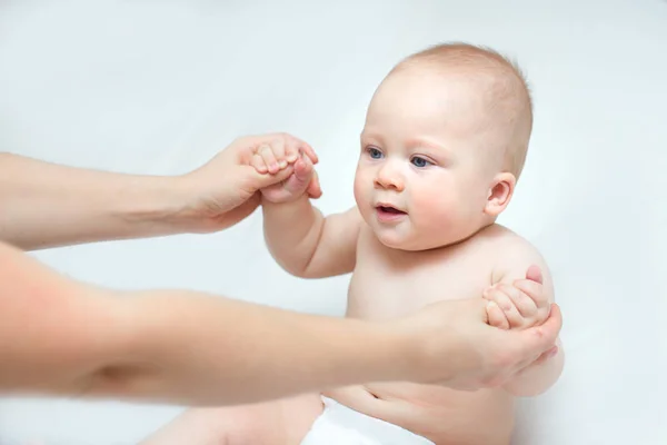 Joven Madre Está Jugando Con Bebé Dormitorio —  Fotos de Stock