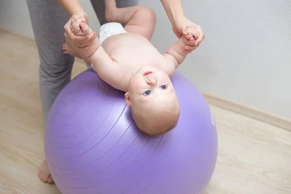 Mãe Seu Bebê Fazendo Exercícios Uma Bola Juntos — Fotografia de Stock