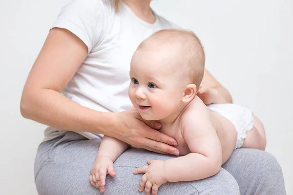 Mãe Seu Bebê Fazendo Exercícios Uma Bola Juntos — Fotografia de Stock