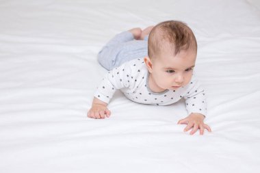 Küçük şirin bir bebek portresi üzerinde beyaz bir yatak kaynıyor