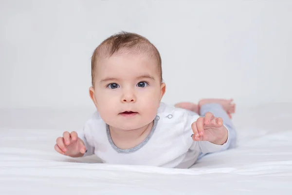 Retrato Pequeno Bebê Bonito Está Rastejando Uma Cama Branca — Fotografia de Stock