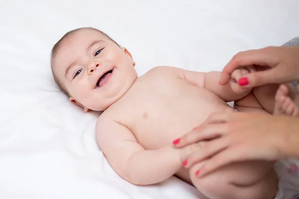 Jovem Mãe Está Fazendo Massagem Ginástica Para Seu Bebê — Fotografia de Stock