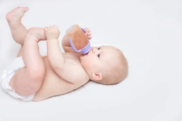 ボトルから飲むと 横になっている幼児の肖像画 — ストック写真
