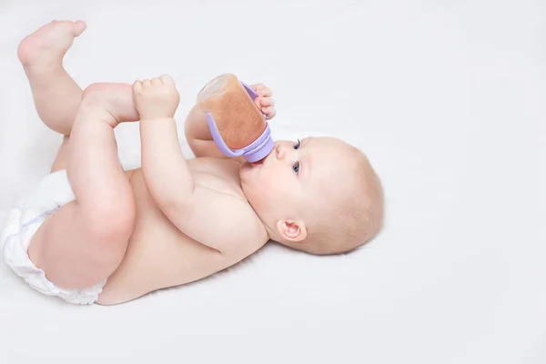bir şişeden içme ve yalan bir bebek portresi
