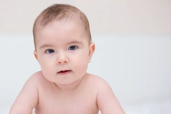 Retrato Pequeno Bebê Bonito Está Rastejando Uma Cama Branca — Fotografia de Stock