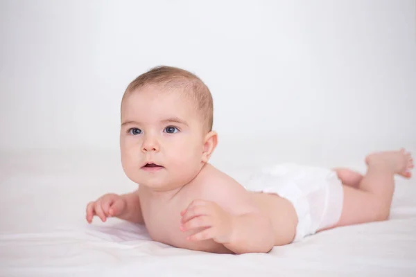 Retrato Pequeno Bebê Bonito Está Rastejando Uma Cama Branca — Fotografia de Stock