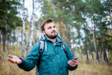 Harita üzerinde bir ormanda yürüyüş sırasında telefon kontrol adam