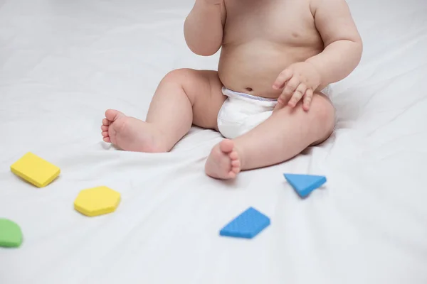 Criança Criança Está Brincando Com Blocos Brinquedo Casa — Fotografia de Stock