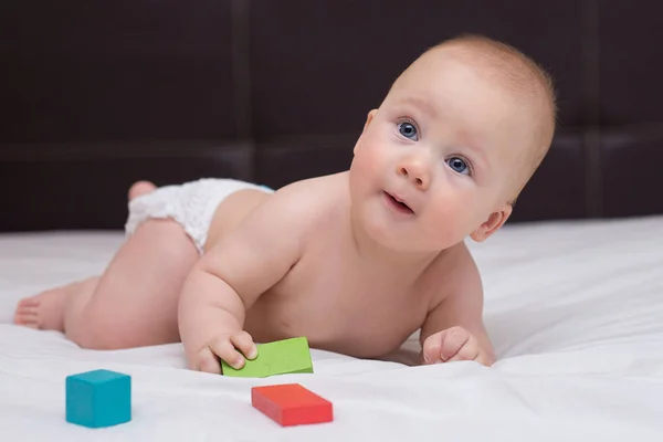 Bebê Está Aprendendo Rastejar Uma Cama Casa — Fotografia de Stock