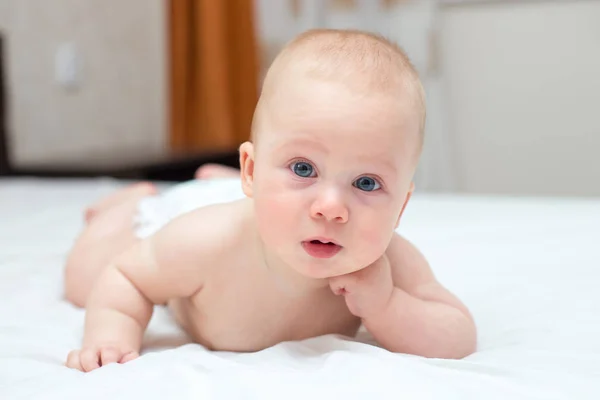 Baby Learning Crawl Bed Home — Stock Photo, Image