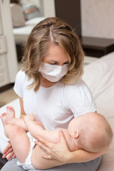 Mãe Segurando Seu Menino Doente Usando Uma Máscara Médica — Fotografia de Stock