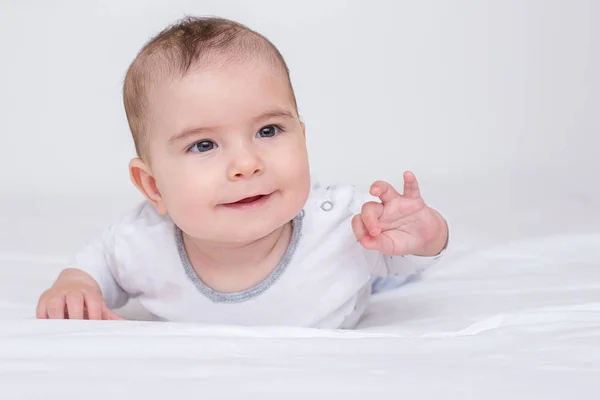 Retrato Pequeno Bebê Bonito Está Rastejando Uma Cama Branca — Fotografia de Stock