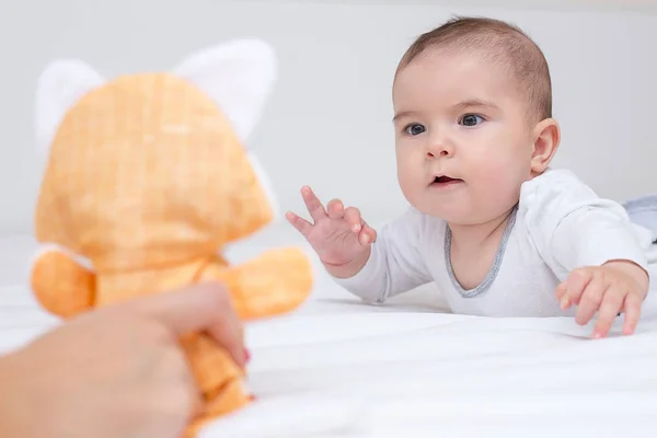 Jovem Mãe Está Brincando Com Seu Bebê Feliz Casa — Fotografia de Stock