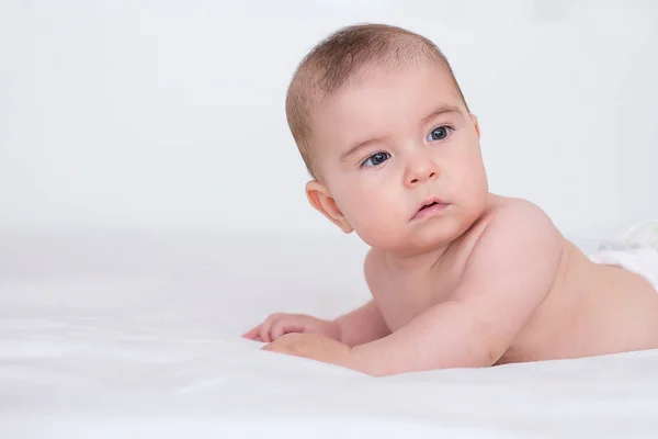 Retrato Pequeno Bebê Bonito Está Rastejando Uma Cama Branca — Fotografia de Stock