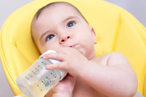 Bebé Lindo Bebiendo Agua Fresca Biberón —  Fotos de Stock
