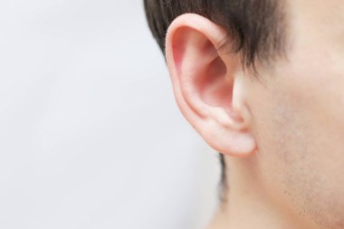 Genç bir adamın bir kulak closeup. işitme kavramı