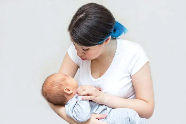 Junge Mutter Mit Ihrem Neugeborenen Sohn Mutter Stillt Säugling — Stockfoto