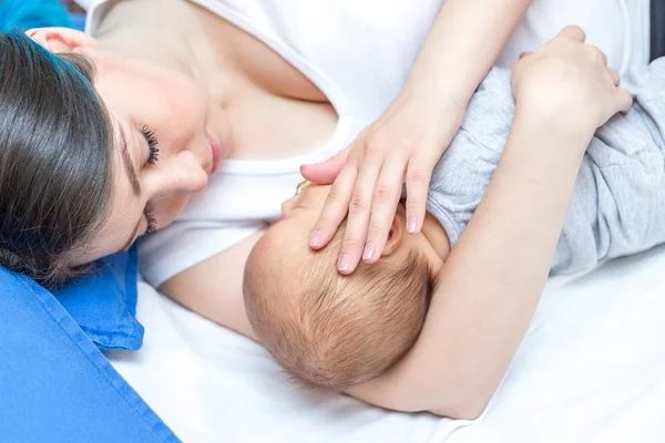Madre Joven Sosteniendo Hijo Recién Nacido Mamá Amamantando Bebé — Foto de Stock