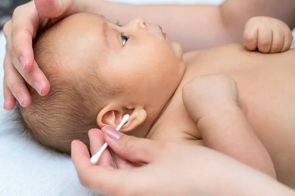 Mãe Está Limpando Orelha Seu Filho Recém Nascido Com Botão — Fotografia de Stock