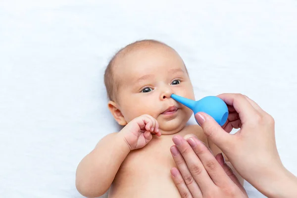 Mãe Limpando Nariz Seu Filho Recém Nascido Com Clyster — Fotografia de Stock