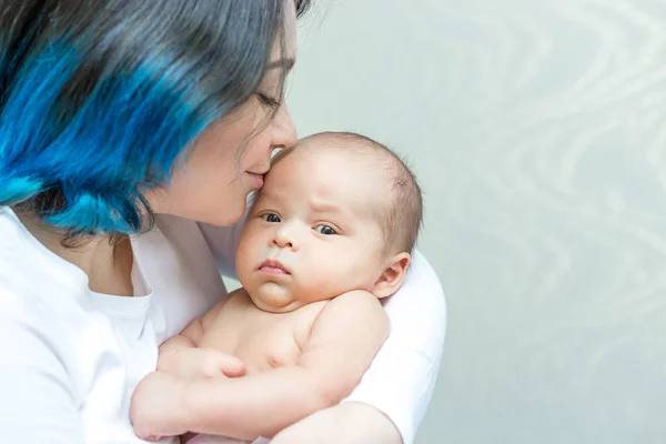 Jeune Mère Heureuse Embrasse Son Fils Nouveau Photos De Stock Libres De Droits