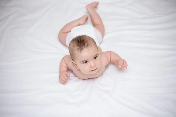 Retrato Pequeno Bebê Bonito Está Rastejando Uma Cama Branca — Fotografia de Stock