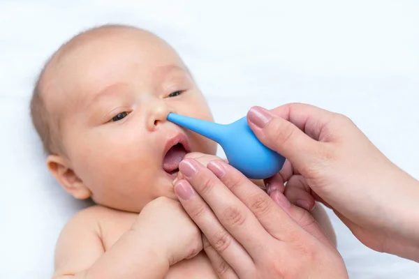 Mother Cleaning Nose Her Newborn Son Clyster — Stock Photo, Image