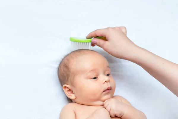 Mão Mãe Está Escovando Cabelo Seu Filho Recém Nascido — Fotografia de Stock