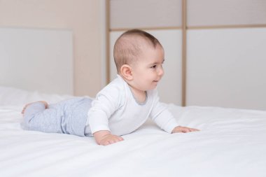 Küçük şirin bir bebek portresi üzerinde beyaz bir yatak kaynıyor