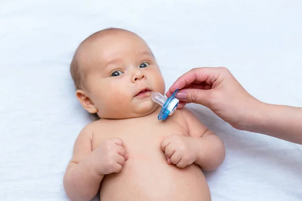 Mãe Mão Dando Uma Chupeta Para Seu Filho Recém Nascido — Fotografia de Stock