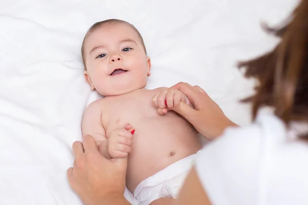 Jovem Mãe Está Fazendo Massagem Ginástica Para Seu Bebê — Fotografia de Stock