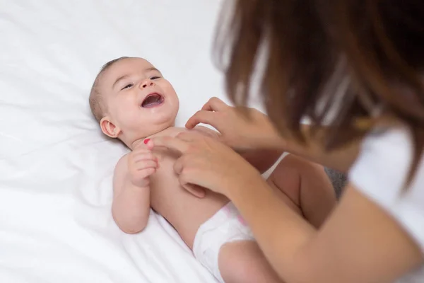 Jovem Mãe Está Fazendo Massagem Ginástica Para Seu Bebê — Fotografia de Stock