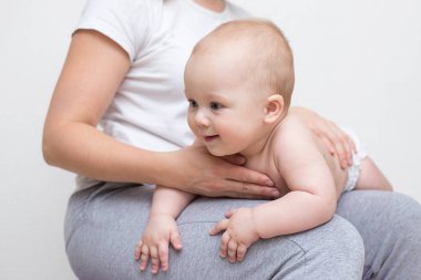 Anne ve bebeği bir topa birlikte yapıyor