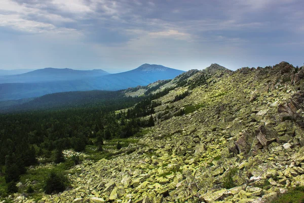 山のピークの範囲の風景 緑の山脈の眺め 山ピークの青い空白い雲のパノラマ — ストック写真