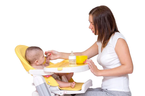 Jovem Mãe Alimentando Seu Filho Bebê Com Purê Frutas — Fotografia de Stock