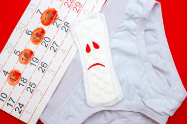 menstruasyon kavramı. bir adet yastık ile bir takvim görüntüsünü