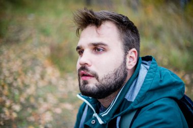 yakışıklı sakallı erkek turist ormanda hiking